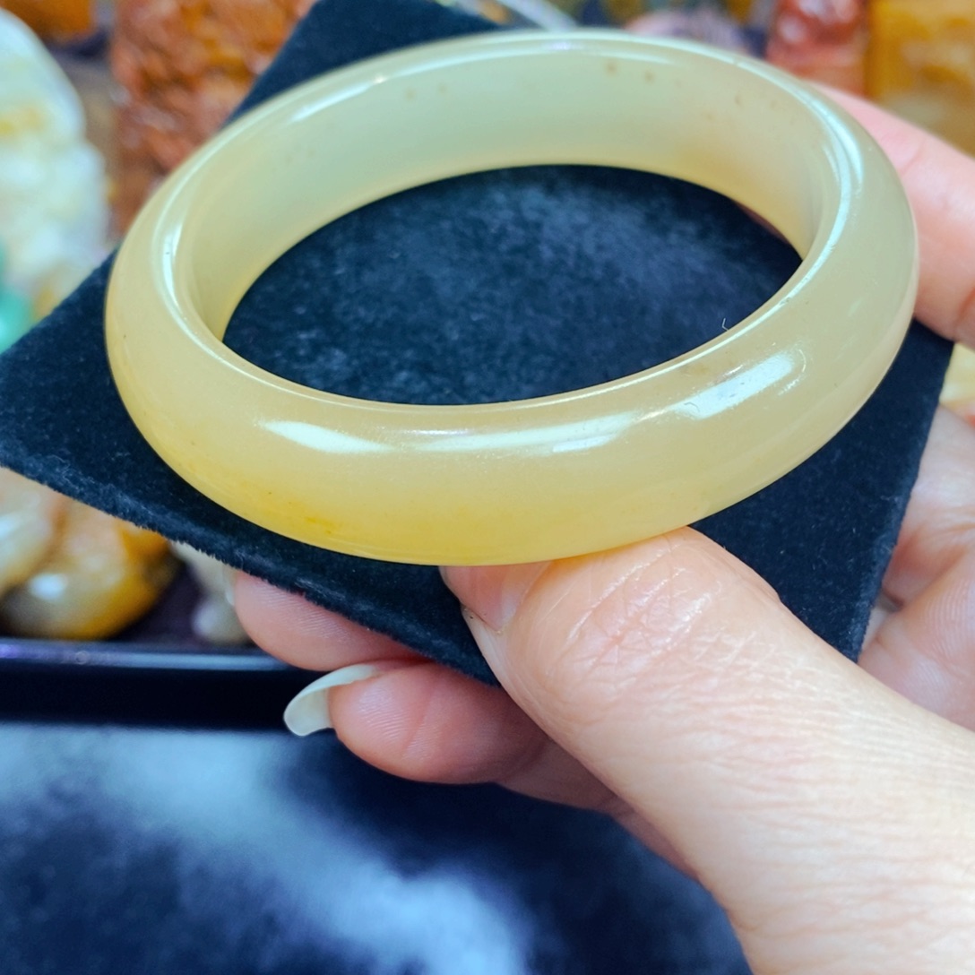 未镶嵌石英质玉（黄龙玉）颈饰