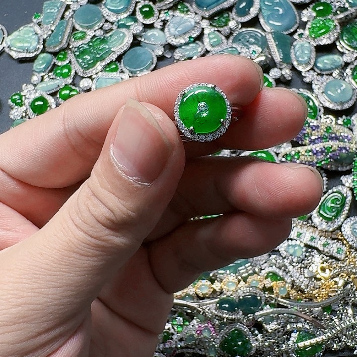 翡翠颈饰未镶嵌天然A货翡翠放漏