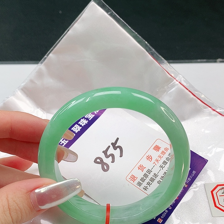 翡翠手镯未镶嵌翡翠手镯