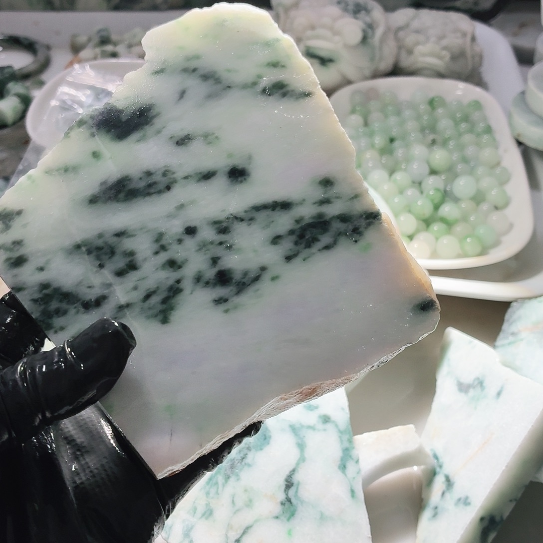 翡翠未镶嵌颈饰边角料