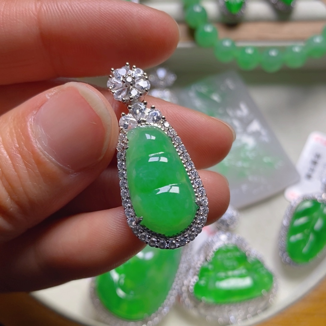 翡翠颈饰银S925镶嵌福豆吊坠