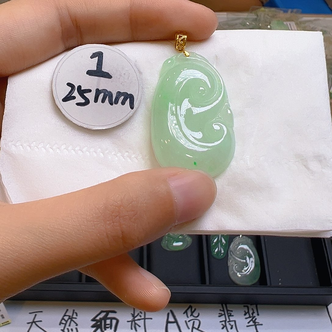 翡翠颈饰18K金镶嵌翡翠