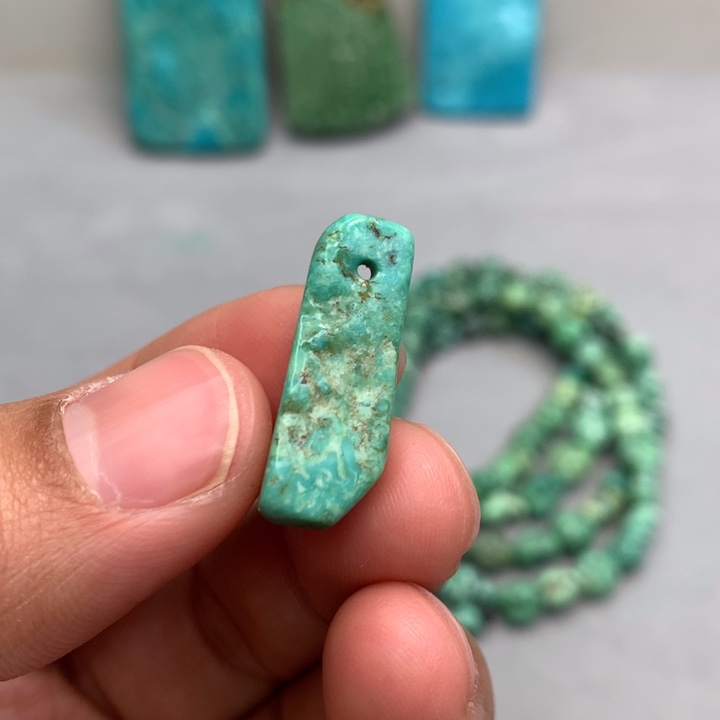 绿松石颈饰未镶嵌