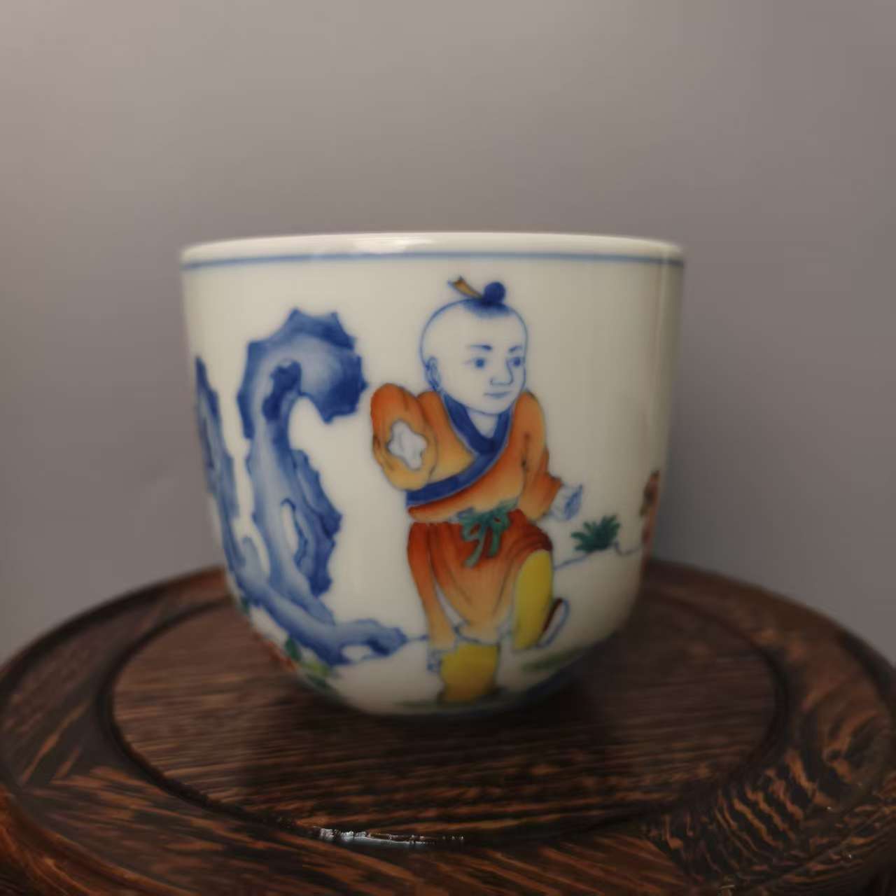 斗彩贾昌斗鸡纹杯 高7公分 口径7.8公分全品