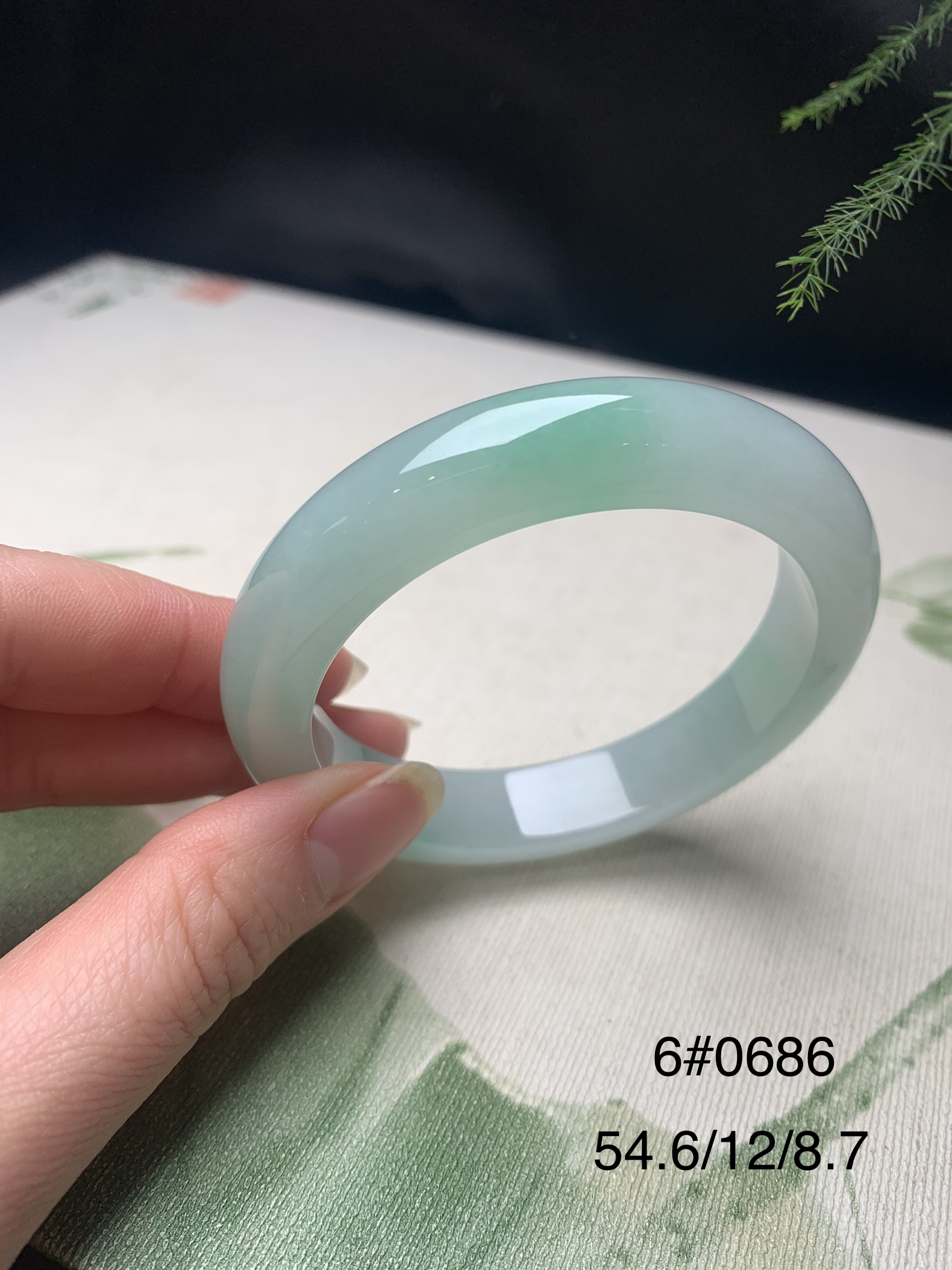 54.8圈口飘绿天然缅甸翡翠正圈手镯#货号0686