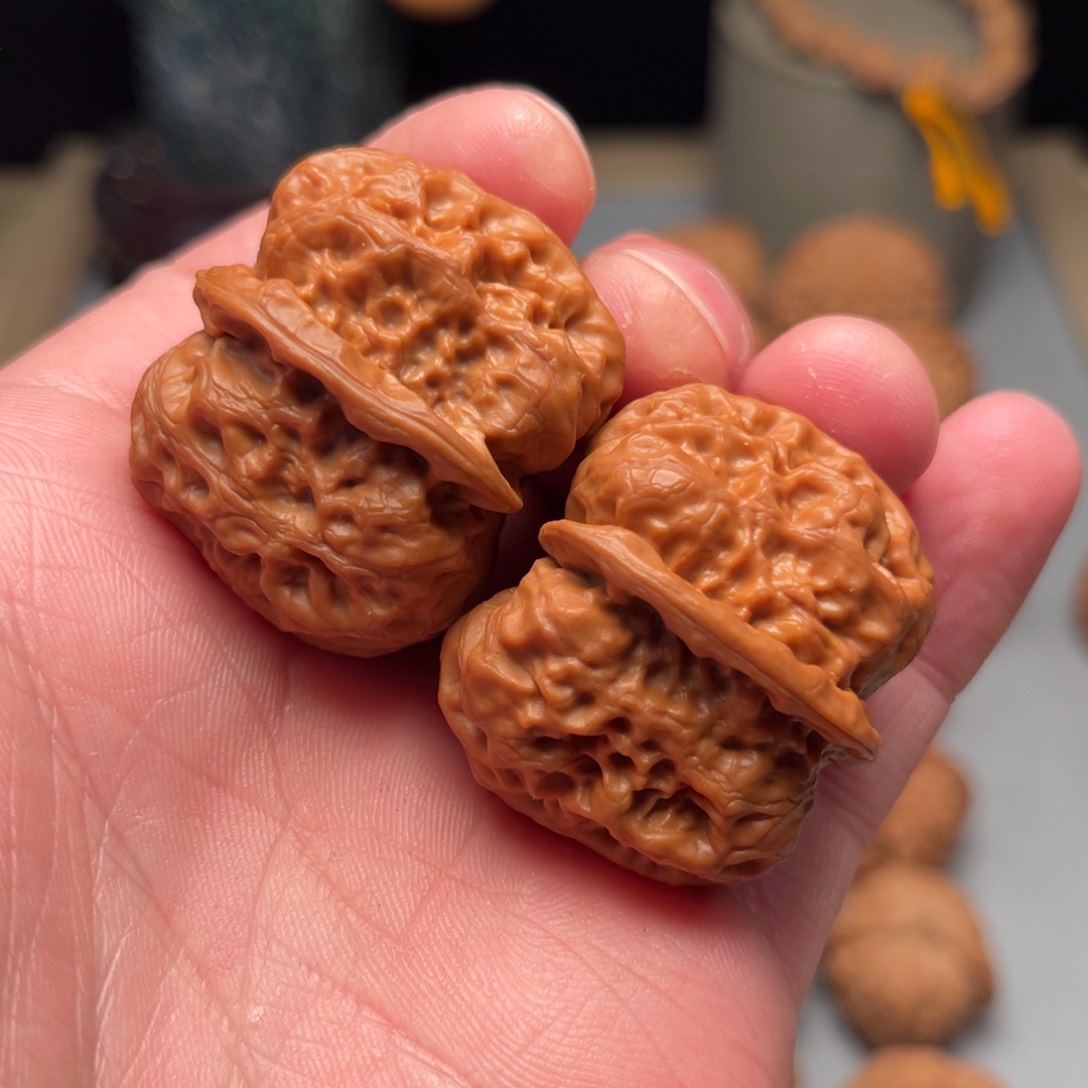 文玩核桃吊坠原树金钟狮子头