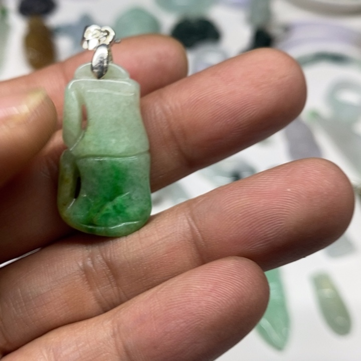 翡翠未镶嵌颈饰竹节