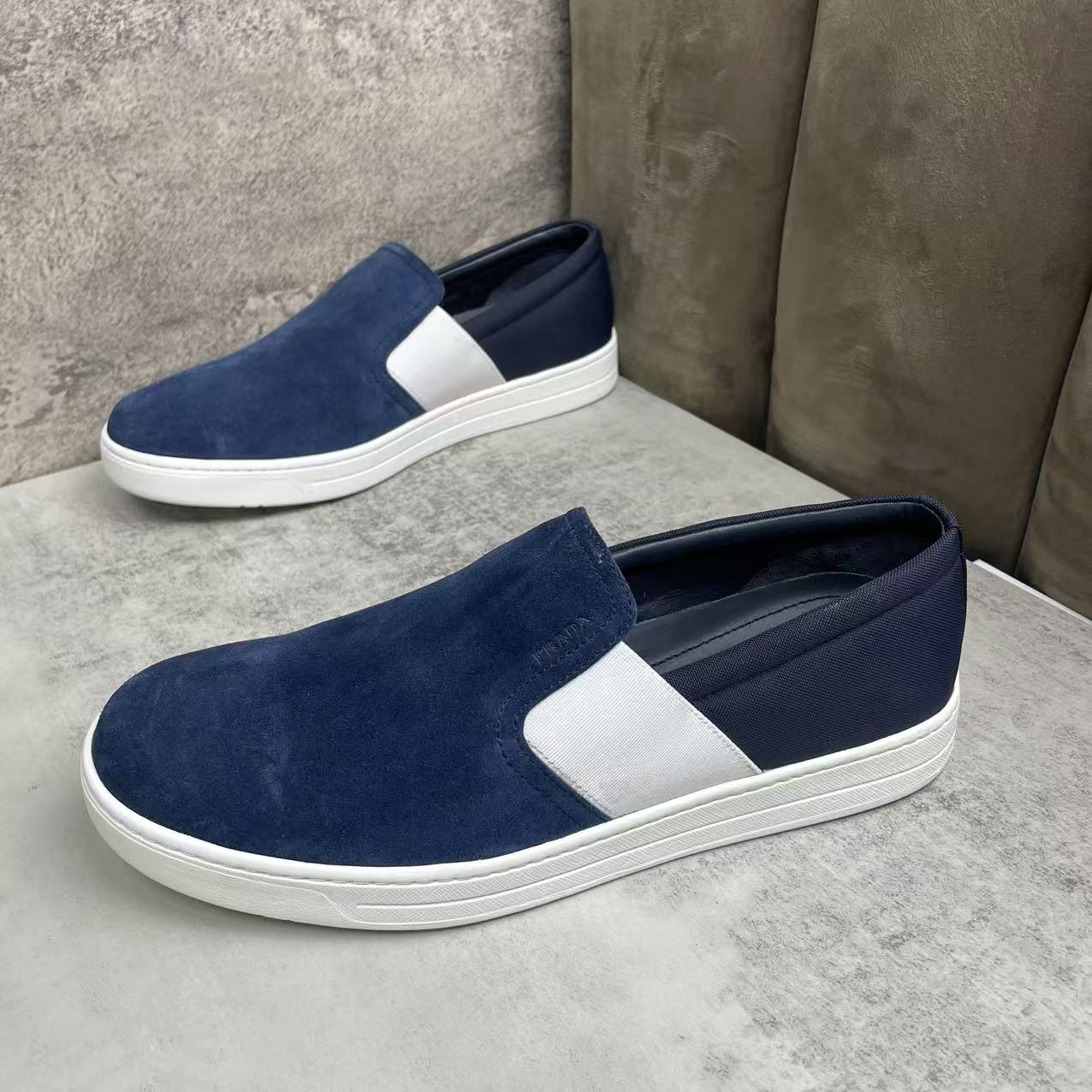未使用 Prada/普拉达 蓝白拼色麂皮压印logo一脚蹬鞋/40.5码