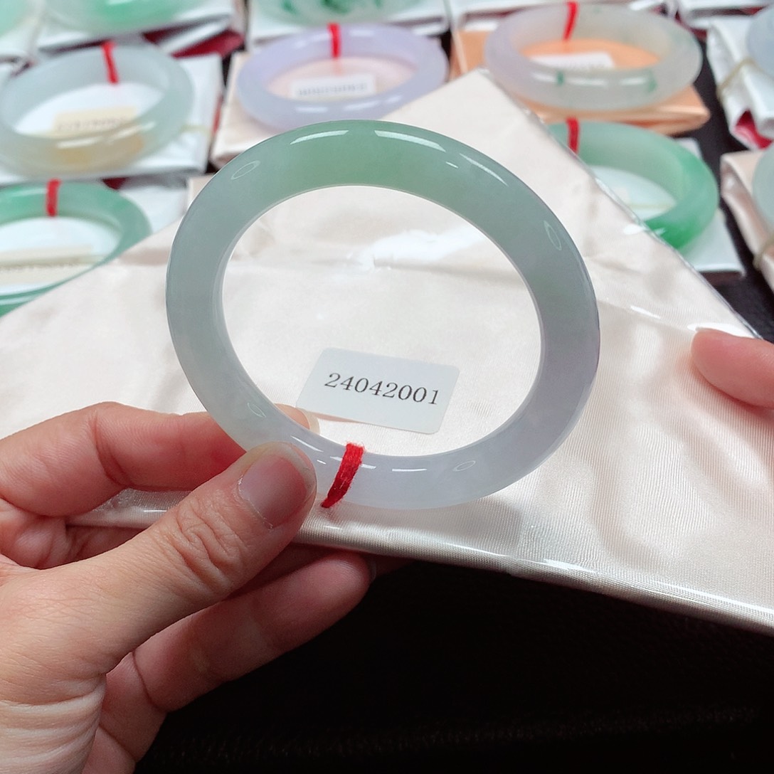 翡翠手镯（圆镯）未镶嵌天然A货翡翠手镯  有棉纹