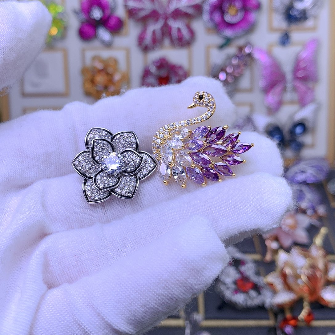 合成立方氧化锆铜胸针2个