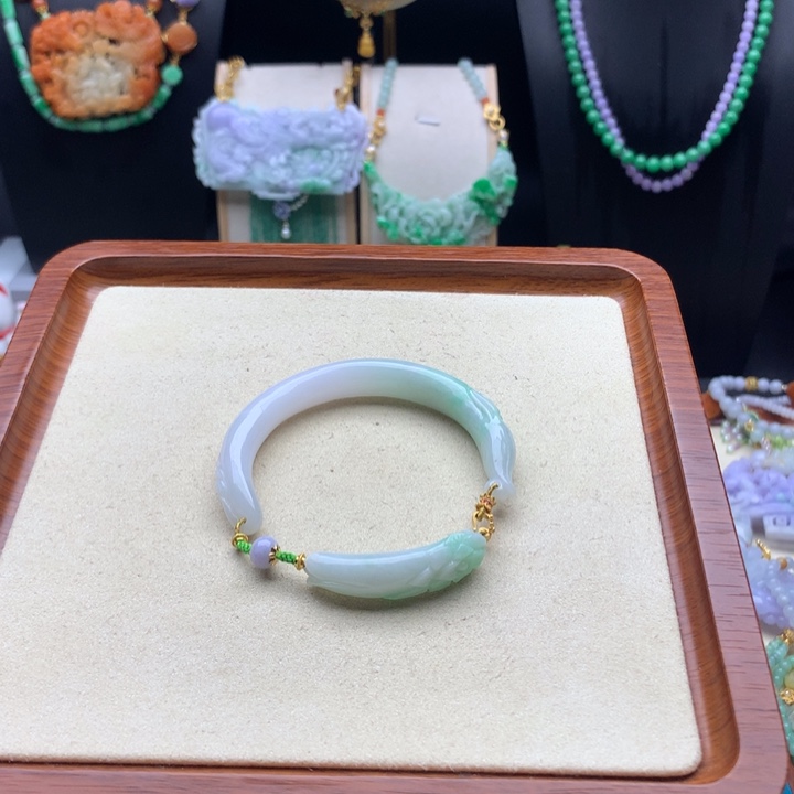 翡翠手镯未镶嵌翡翠半镯