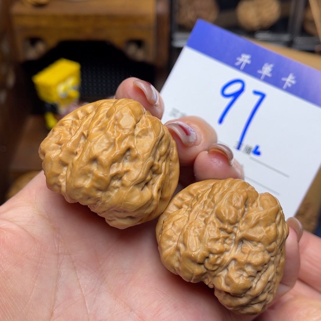 桃核把件蛤蟆头41李。  