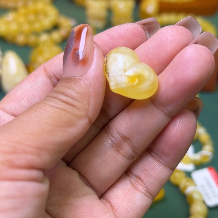 蜜蜡未镶嵌珠宝奇石