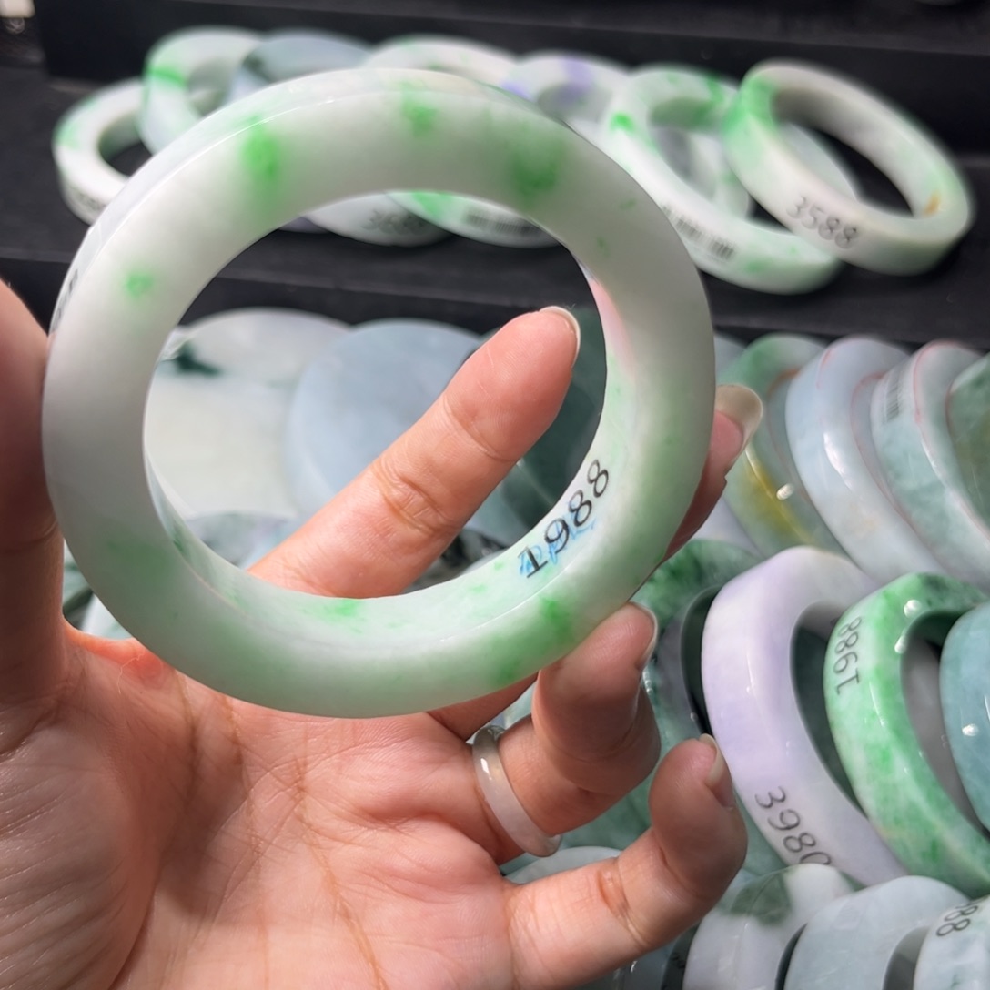 定制翡翠未镶嵌翡翠手镯