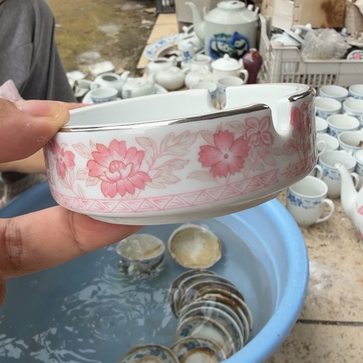 醴陵群力粉色烟灰缸带银边微瑕