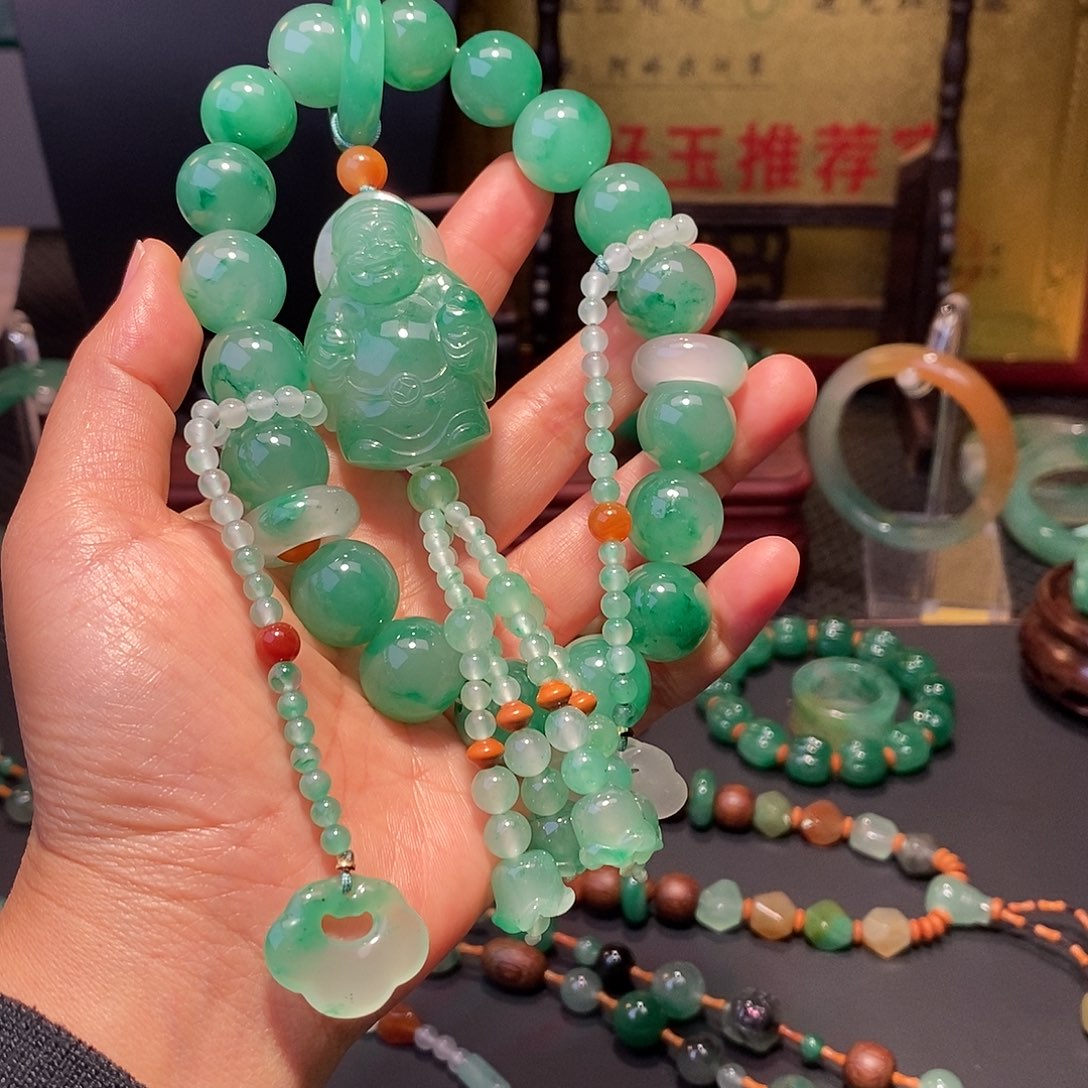 张***谁石英质玉（非洲翠）未镶嵌串