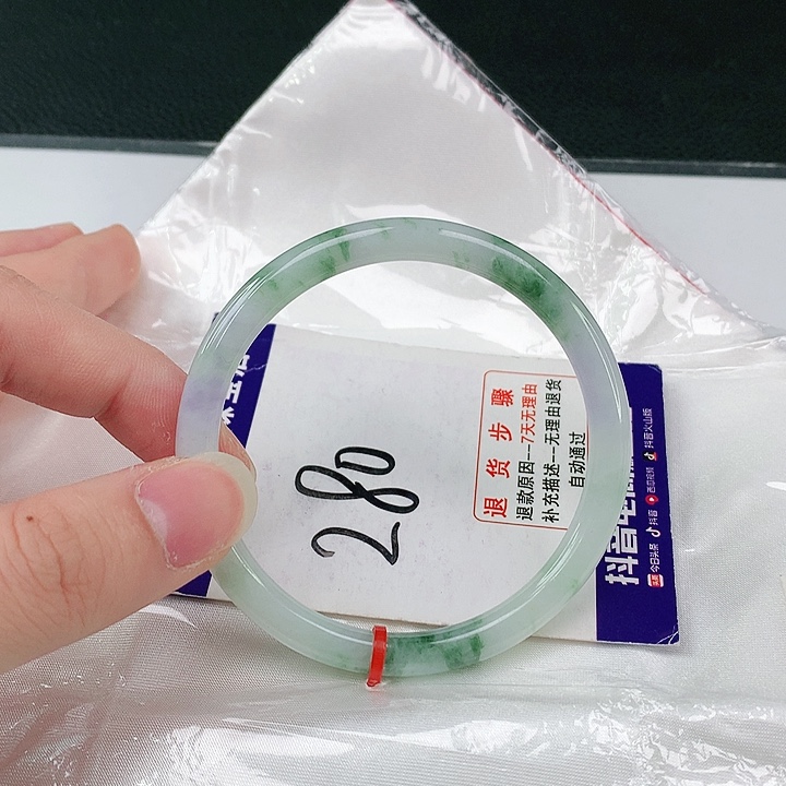 翡翠手镯未镶嵌翡翠