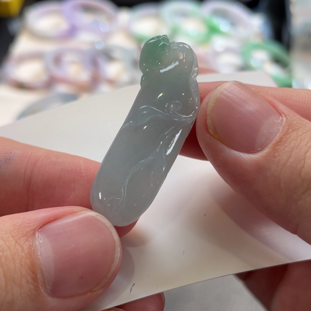 舒****翡翠未镶嵌颈饰吊坠