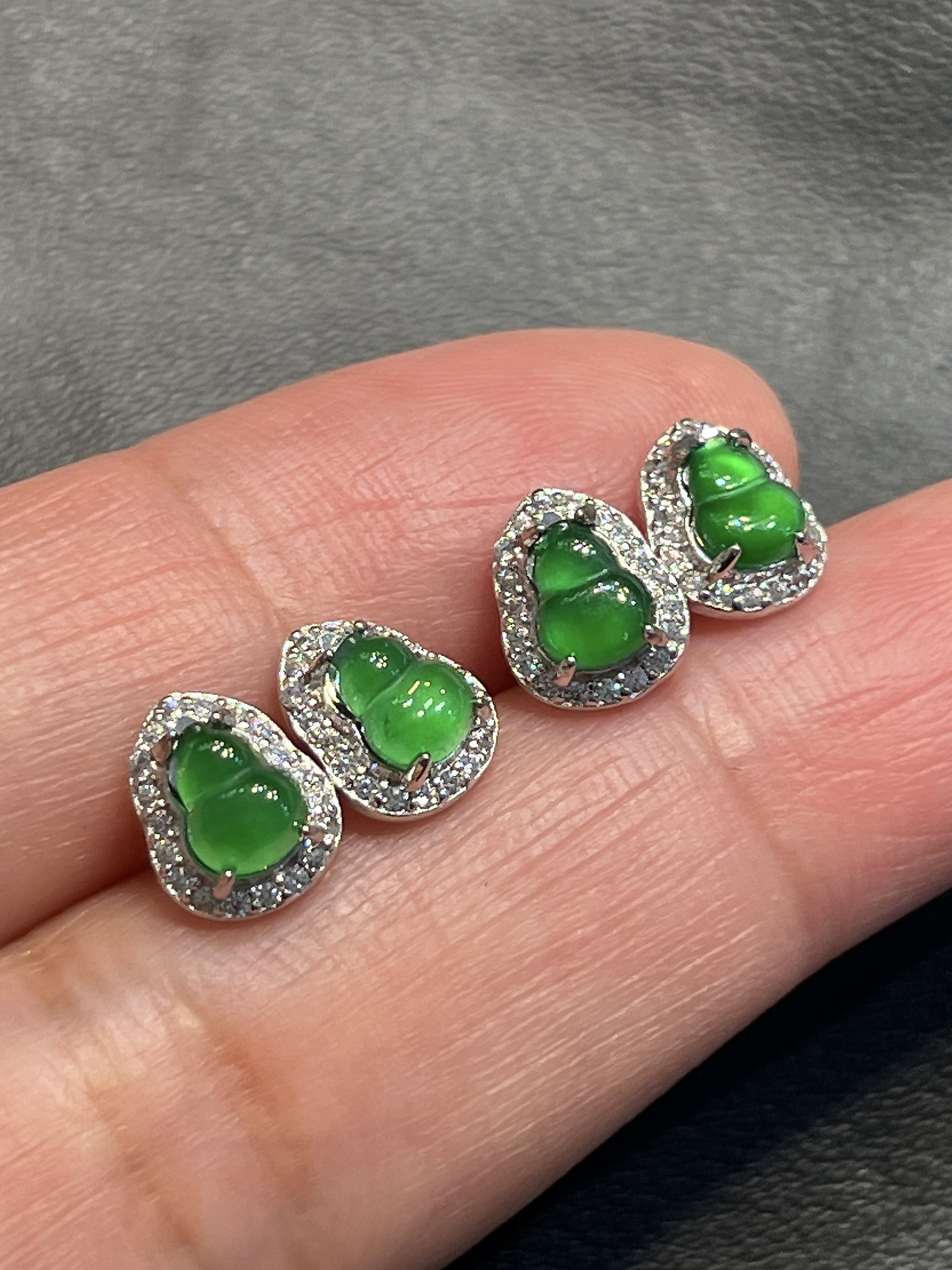 天然满色翡翠A货葫芦耳钉，国标S925银镶嵌，多样性发货