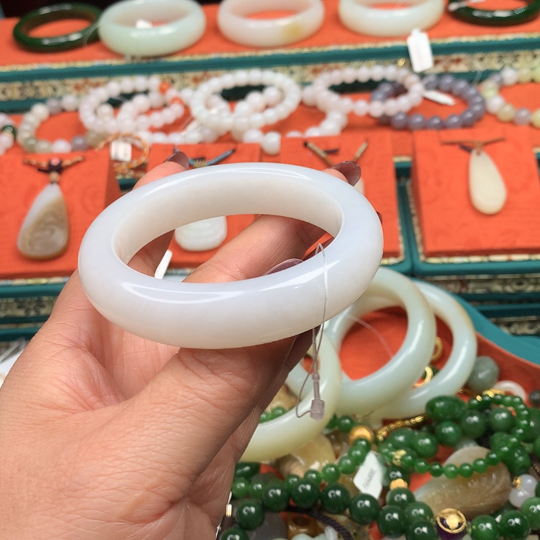 和田玉未镶嵌手镯