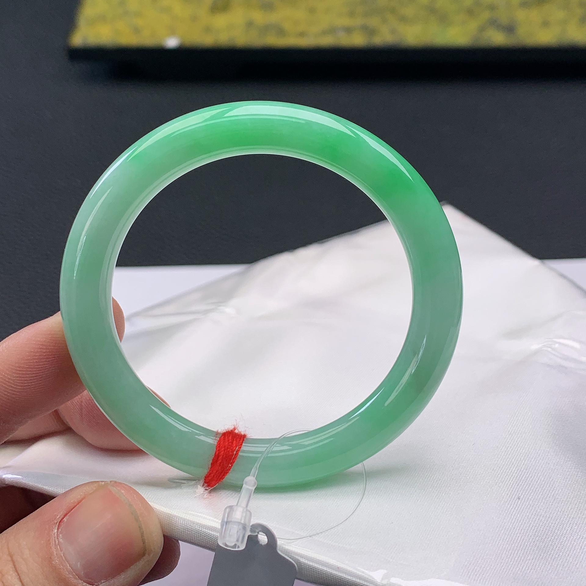 【玖玉珠宝】天然A货翡翠手镯52.1圆条阳绿满色 Y0006