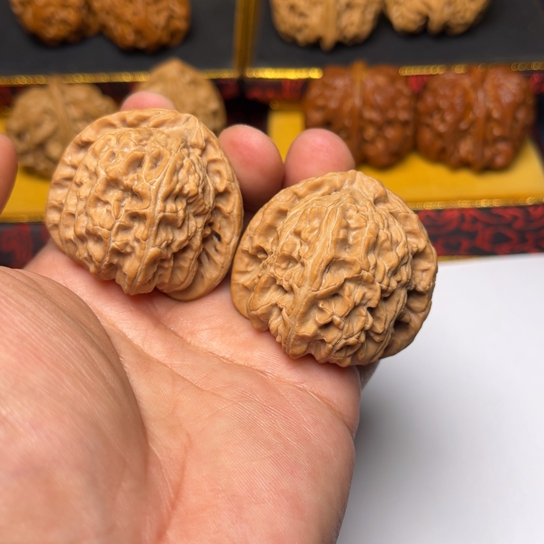 文玩核桃吊坠白狮子