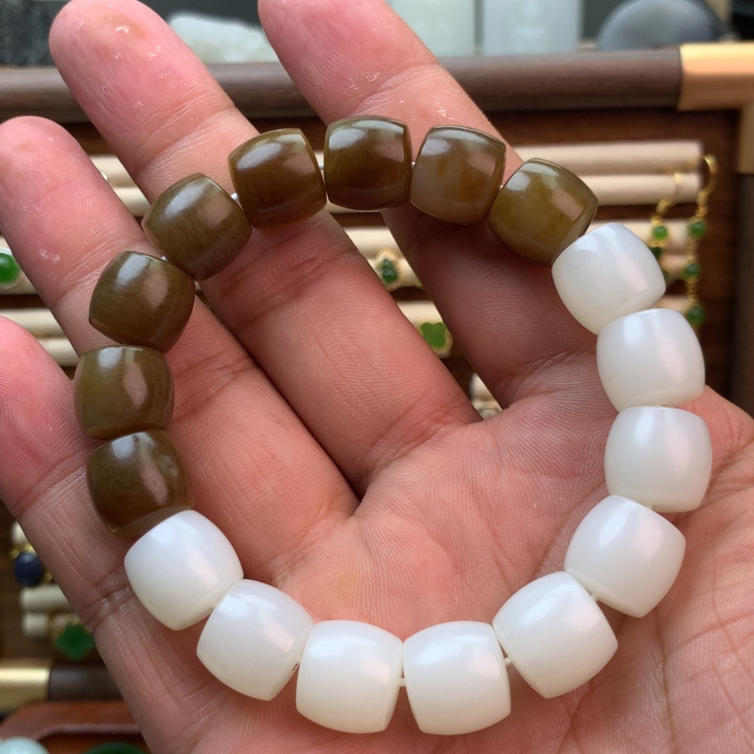 和田玉（碧玉）戒指未镶嵌是****挖糖白串