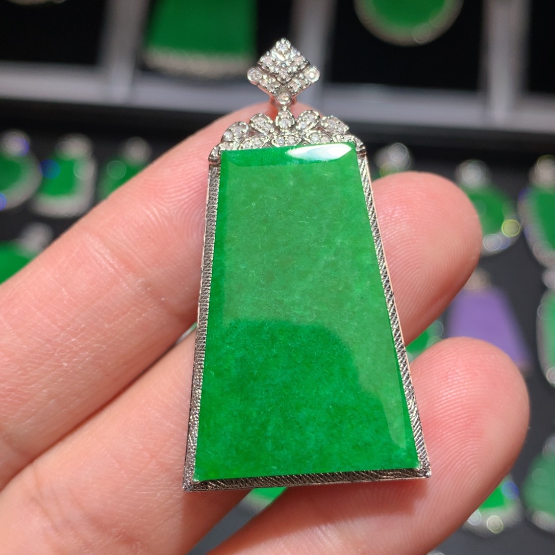 翡翠颈饰18K金镶嵌翡翠