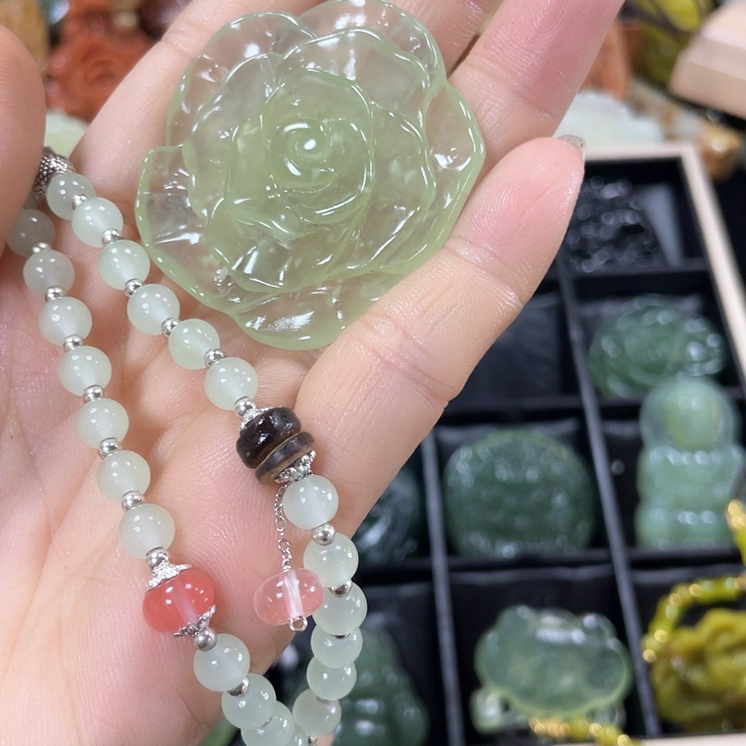 蛇纹石玉颈饰未镶嵌