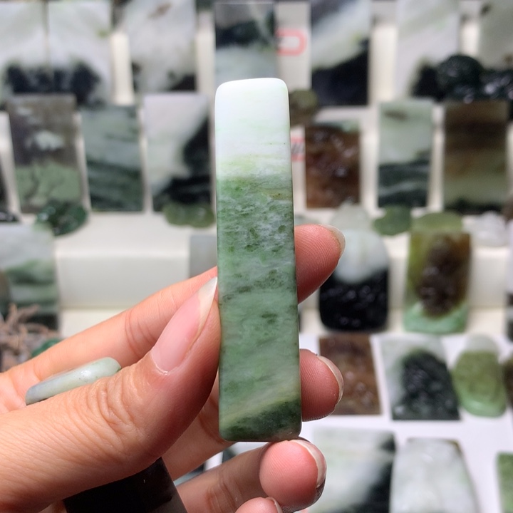 江****独山玉未镶嵌颈饰