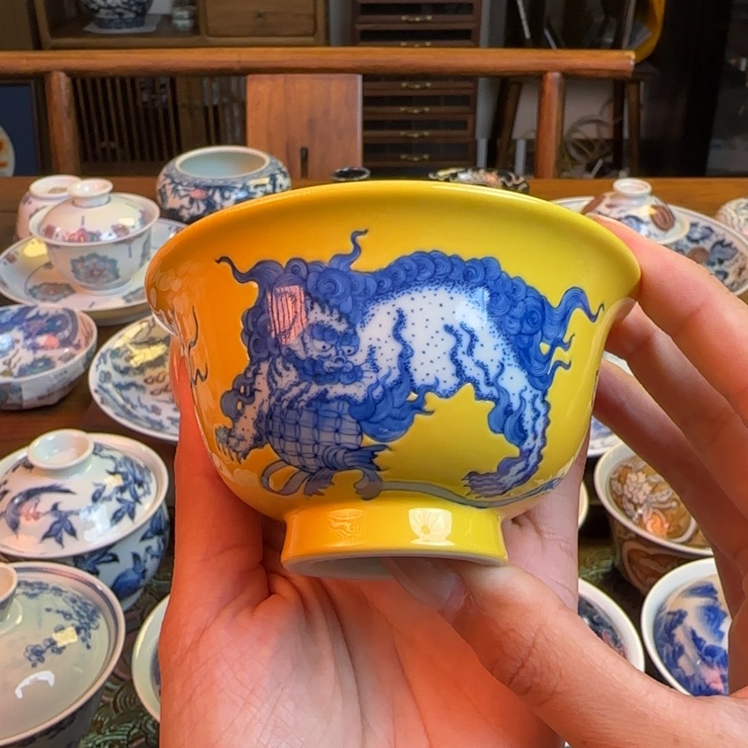 重工黄釉双狮点工压手杯纯手绘