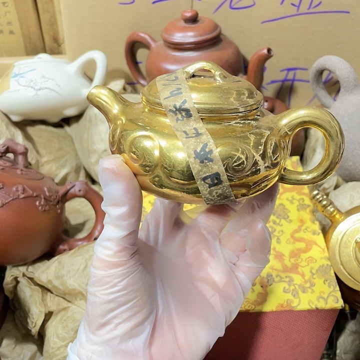 手***）紫砂茶壶矿泥料，手工制作的一把紫砂壶。