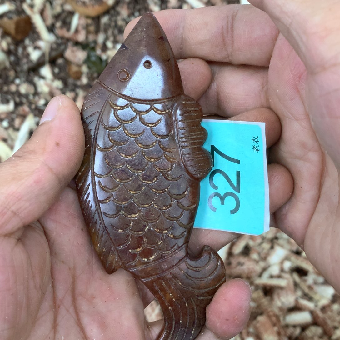 透闪石-蛇纹石玉未镶嵌颈饰