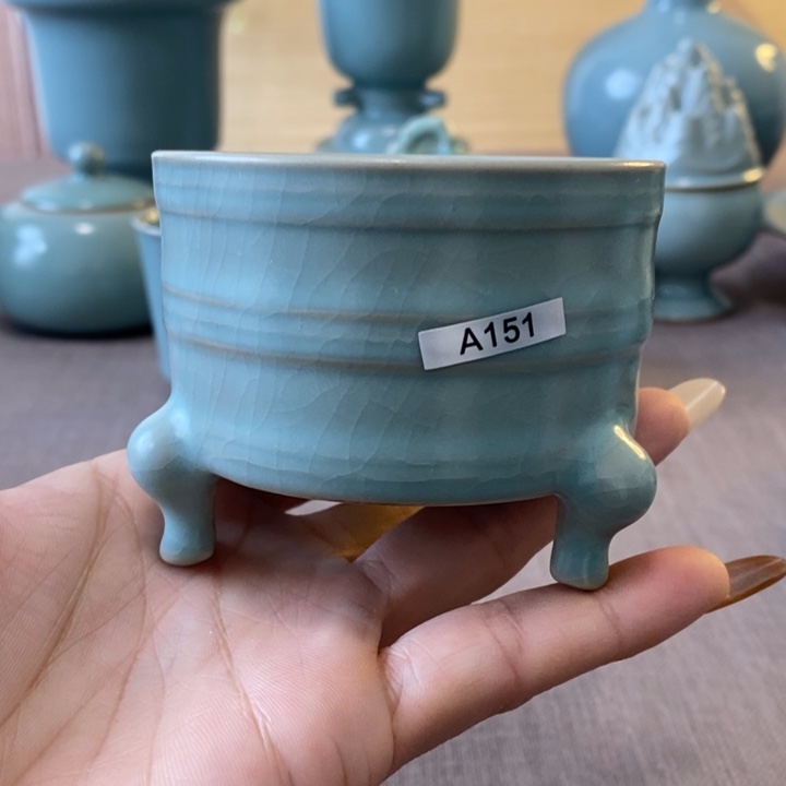 瓷片三足遵暇一一一一一一一