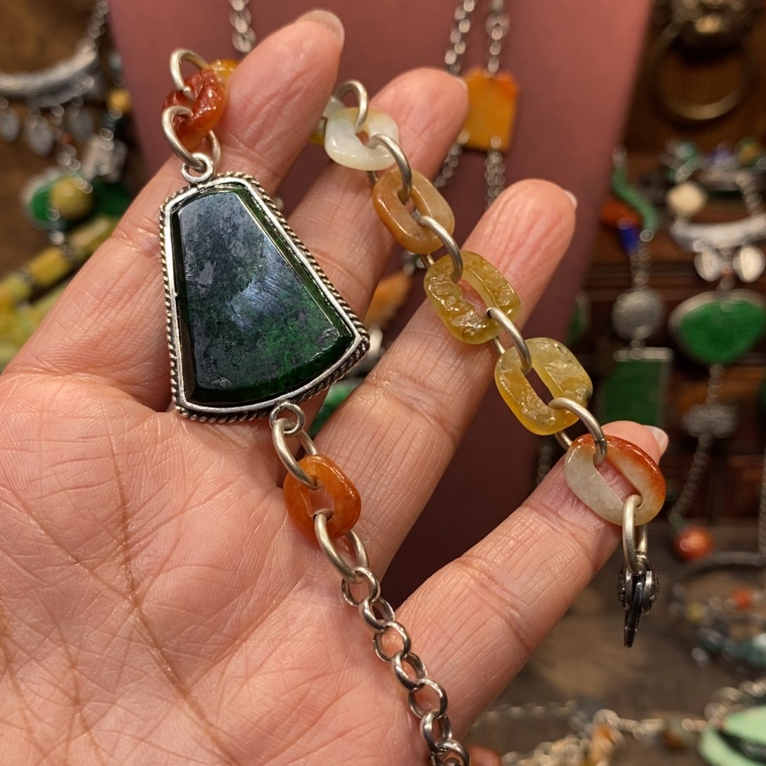 翡翠吊坠(赠链)未镶嵌溜***曲