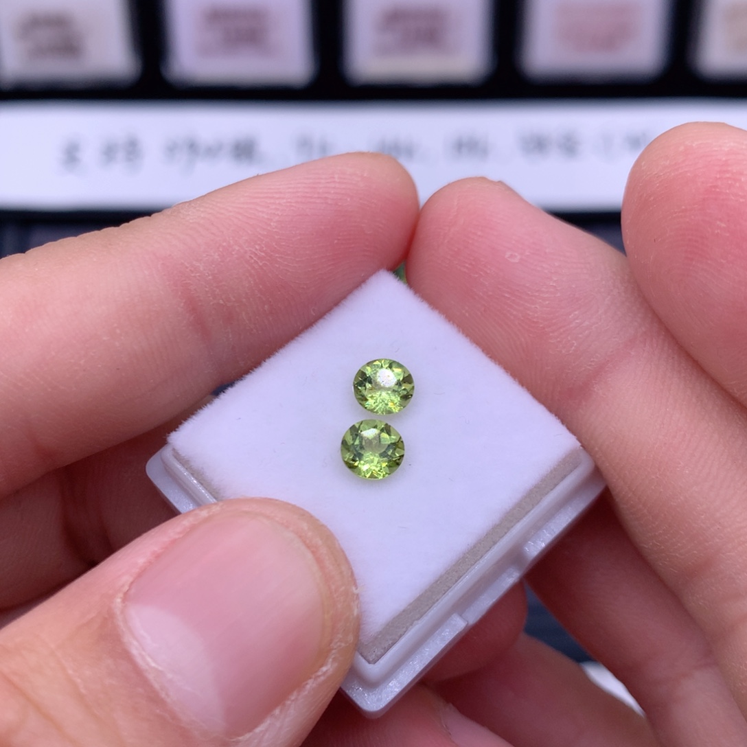 橄榄石圆5裸石2颗未镶嵌