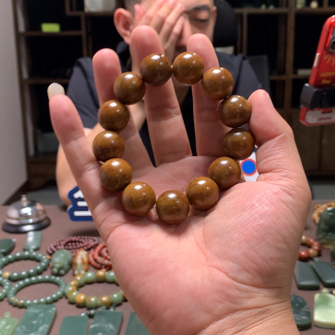 敬***国未镶嵌手链岫岩河磨玉（透闪石质玉）