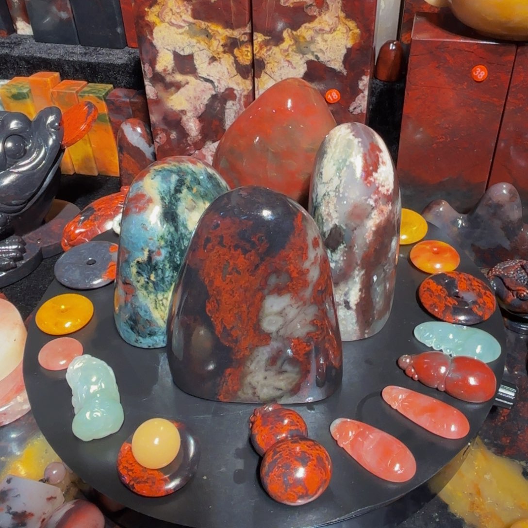 石材桂林鸡血玉原石摆件