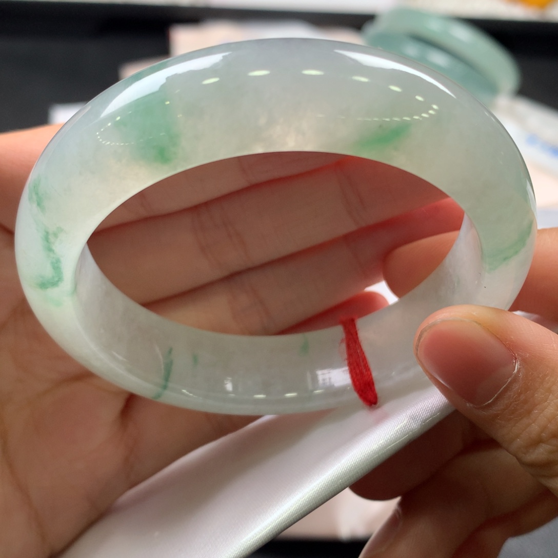 翡翠未镶嵌手镯28号飘绿花