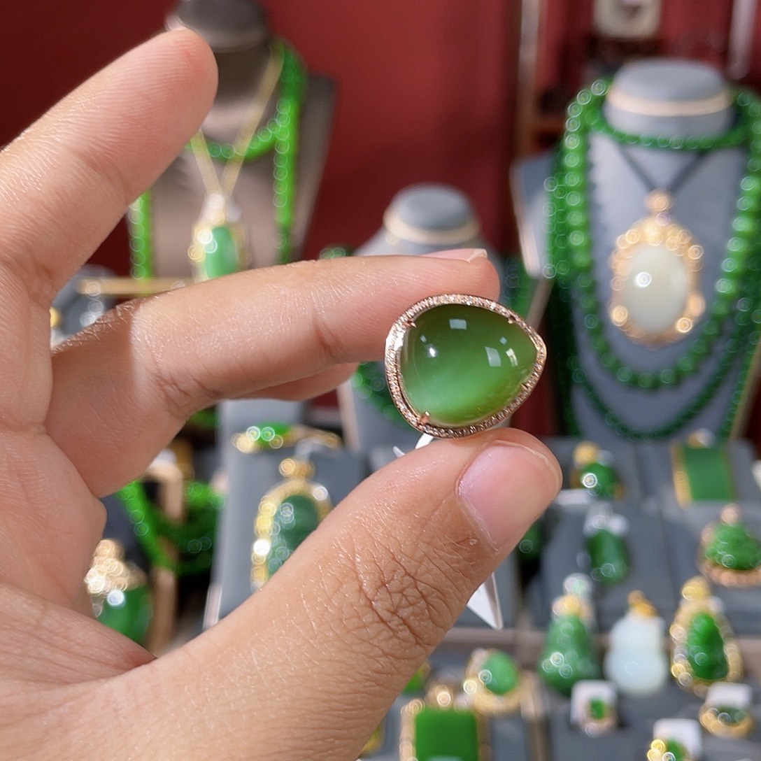 和田玉（碧玉）18K金镶嵌颈饰