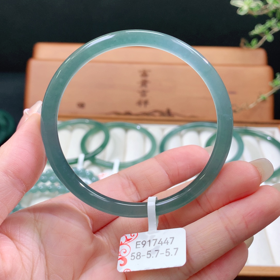 翡翠手镯未镶嵌天然