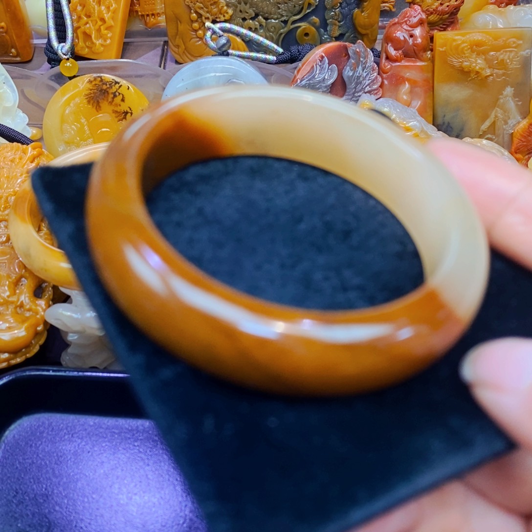 未镶嵌石英质玉（黄龙玉）手链