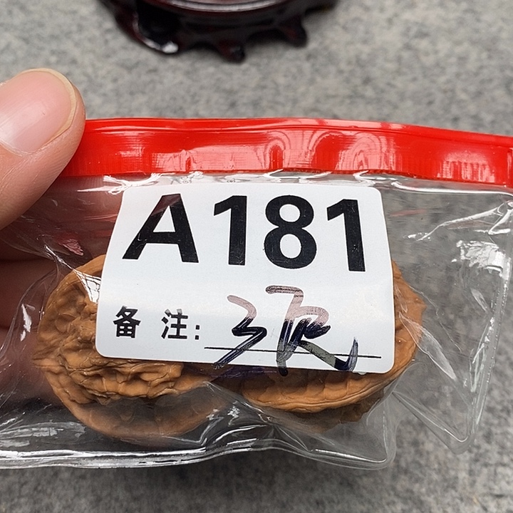 文玩核桃吊坠三棱