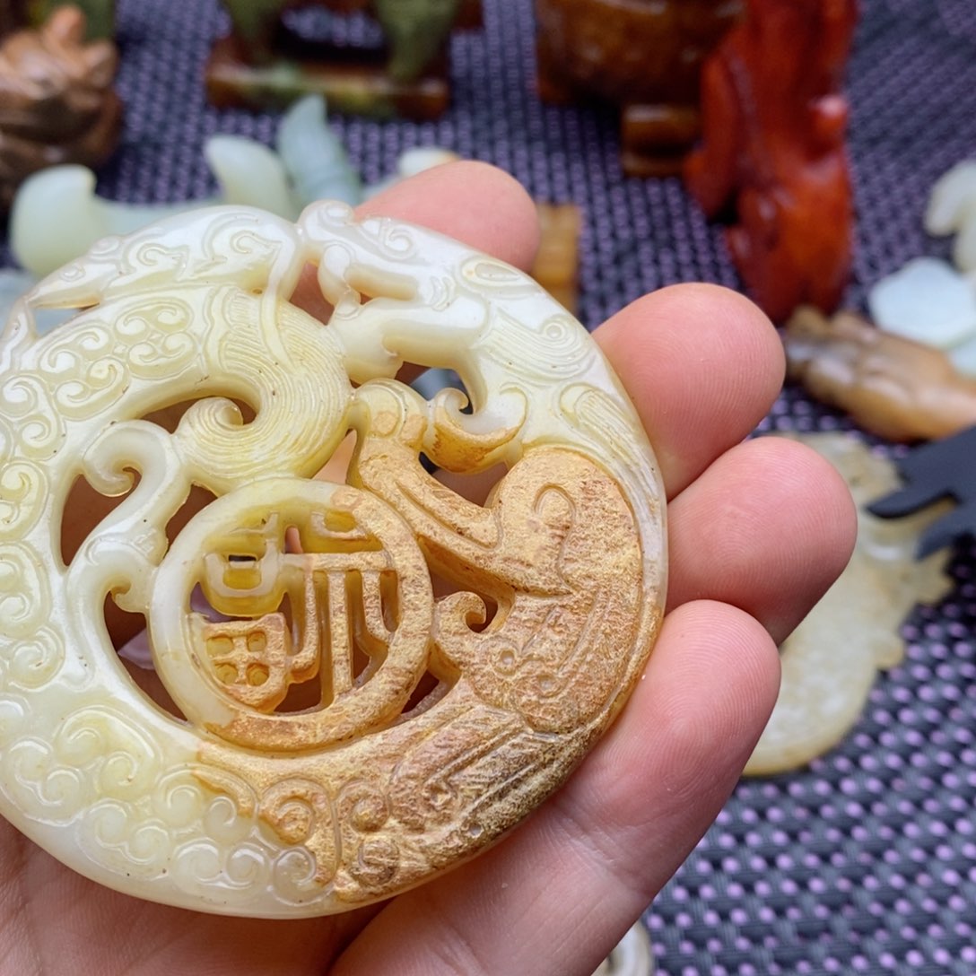 蛇纹石玉颈饰未镶嵌神**主