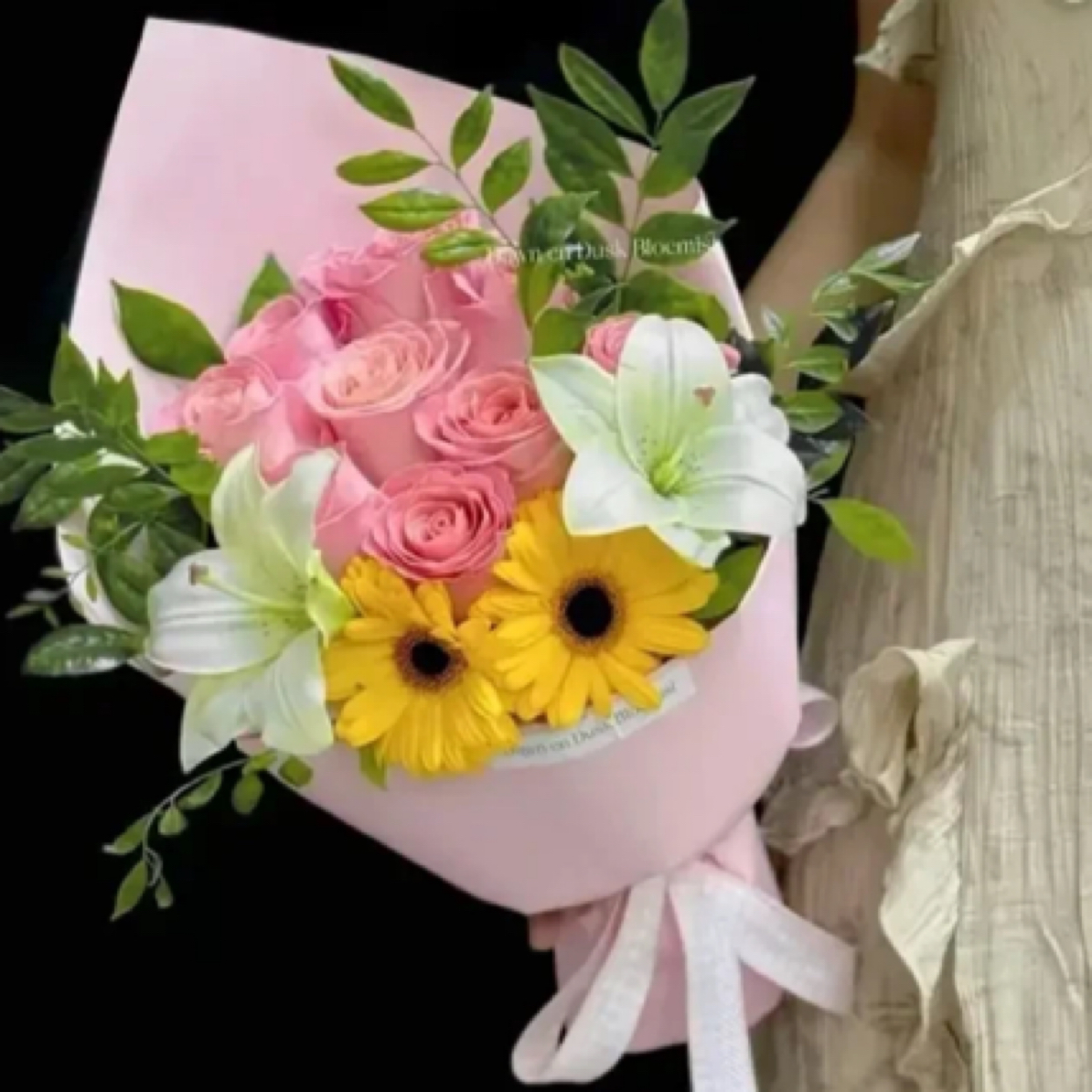 网红爆款花束11支粉玫瑰加2支弗朗花加2朵百合绿叶混搭如图花束