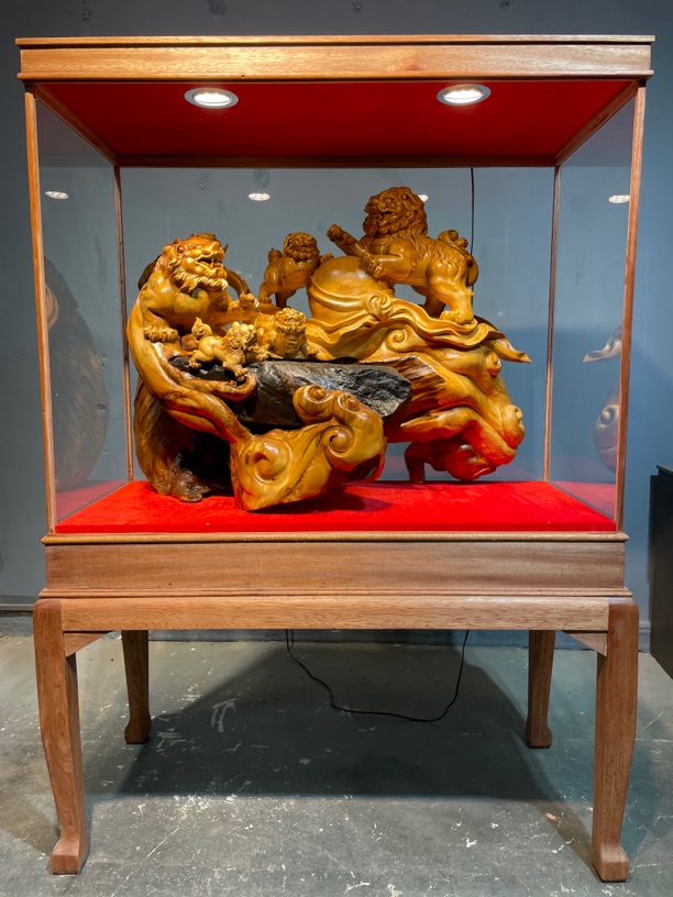 崖柏陈化料，根包石，【五狮戏球】玻璃框尺寸：118-56-163，