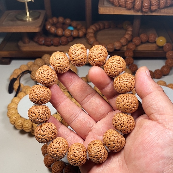 于***伟桃核吊坠苹果园核