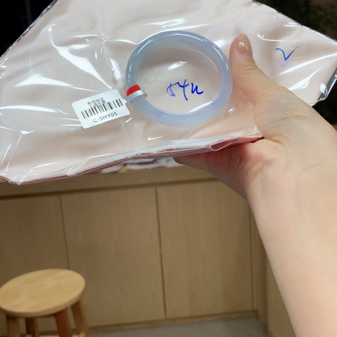 翡翠手镯未镶嵌不退不换