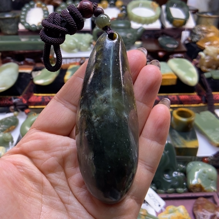 未镶嵌岫岩河磨玉（透闪石质玉）把件