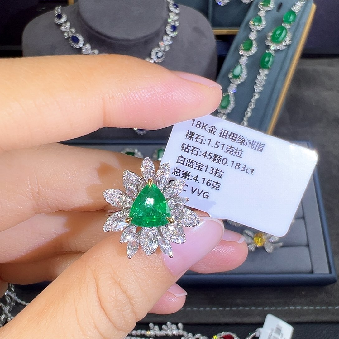 祖母绿戒指18K金镶嵌
